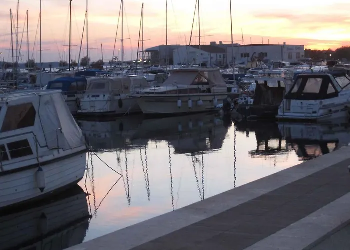 In - Riviera 17889 公寓